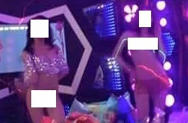  Nhân viên thoát y tại quán karaoke ở Đồng Nai: Khoảng 22h15 ngày 11/11, các đơn vị Công an tỉnh Đồng Nai, CATP Biên Hòa đã kiểm tra karaoke Luxury Gold (phường An Bình) phát hiện tại phòng Vip 2 có 3 nhân viên nữ đang múa thoát y cho 3 khách nam. Phát hiện lực lượng chức năng, các nữ nhân viên bỏ trốn vào nhà vệ sinh. Theo các nữ nhân viên, khách có yêu cầu múa thoát y, tắm bia quản lý sẽ cho nhân viên nữ đến phục vụ, tắm bia....Vụ việc đang được xử lý theo quy định. (Ảnh minh họa). 