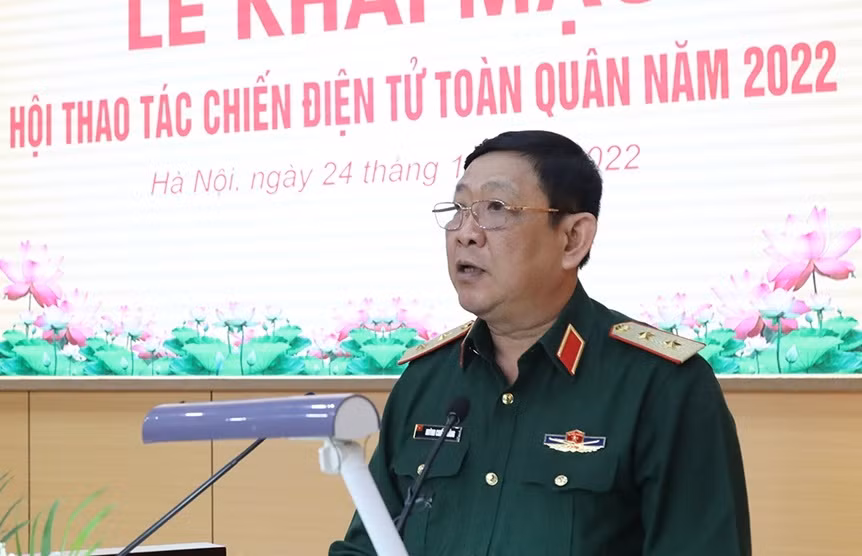 Quá trình công tác, Thượng tướng Huỳnh Chiến Thắng từng trải qua nhiều vị trí như Phó Chính ủy Quân khu 9; Chính ủy Quân khu 9, Ủy viên Trung ương Đảng khóa XII. 