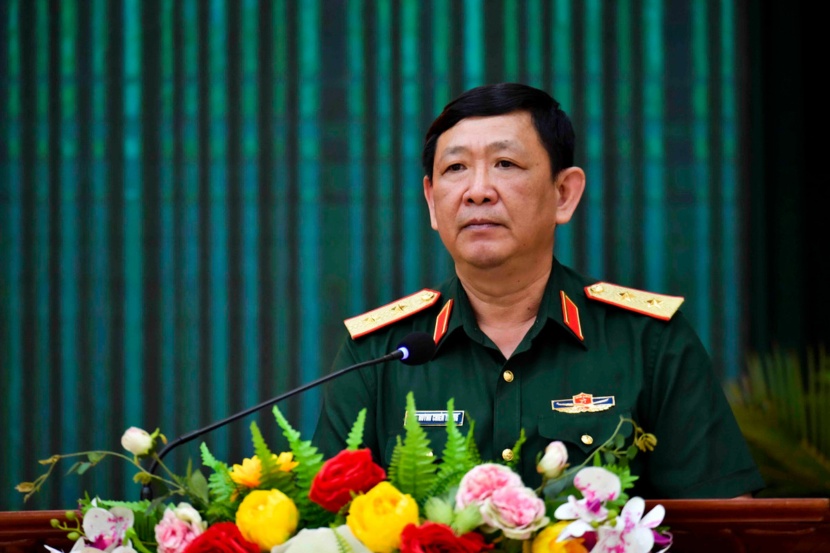 Thượng tướng Huỳnh Chiến Thắng sinh ngày 15/6/1965, quê quán xã Mỹ Chánh, huyện Ba Tri, tỉnh Bến Tre. Trình độ chuyên môn cử nhân quân sự. Ông là Ủy viên Trung ương Đảng: Khóa XII, XIII, Phó Tổng Tham mưu trưởng Quân đội nhân dân Việt Nam. 