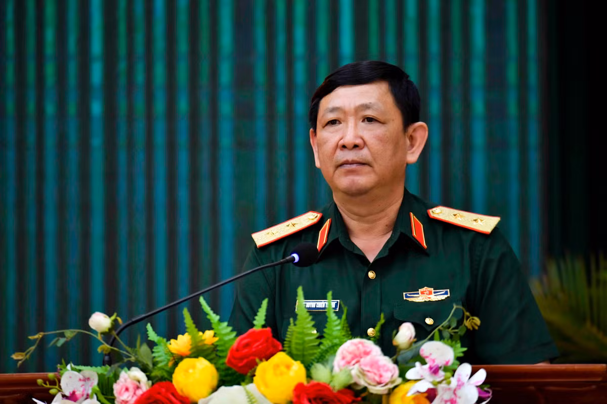 Thượng tướng Huỳnh Chiến Thắng sinh ngày 15/6/1965, quê quán xã Mỹ Chánh, huyện Ba Tri, tỉnh Bến Tre. Trình độ chuyên môn cử nhân quân sự. Ông là Ủy viên Trung ương Đảng: Khóa XII, XIII, Phó Tổng Tham mưu trưởng Quân đội nhân dân Việt Nam. 