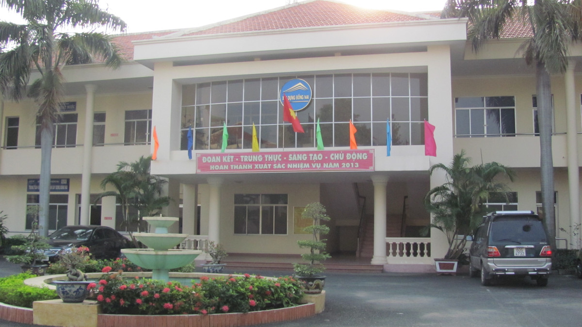 Cùng bị khởi tố còn Phan Thành An (cựu trưởng phòng Thẩm định thuộc Sở Xây dựng Đồng Nai), Nguyễn Thị Nhung, Nguyễn Thành Thái và Lê Lâm Đồng (cựu phó giám đốc phụ trách và cựu cán bộ Trung tâm Tư vấn quy hoạch thẩm định xây dựng, thuộc Sở Xây dựng Đồng Nai), Chu Văn Tiến (cựu phó giám đốc Trung tâm Tư vấn công nghiệp, hiện là phó giám đốc Trung tâm Khuyến công tỉnh Đồng Nai).