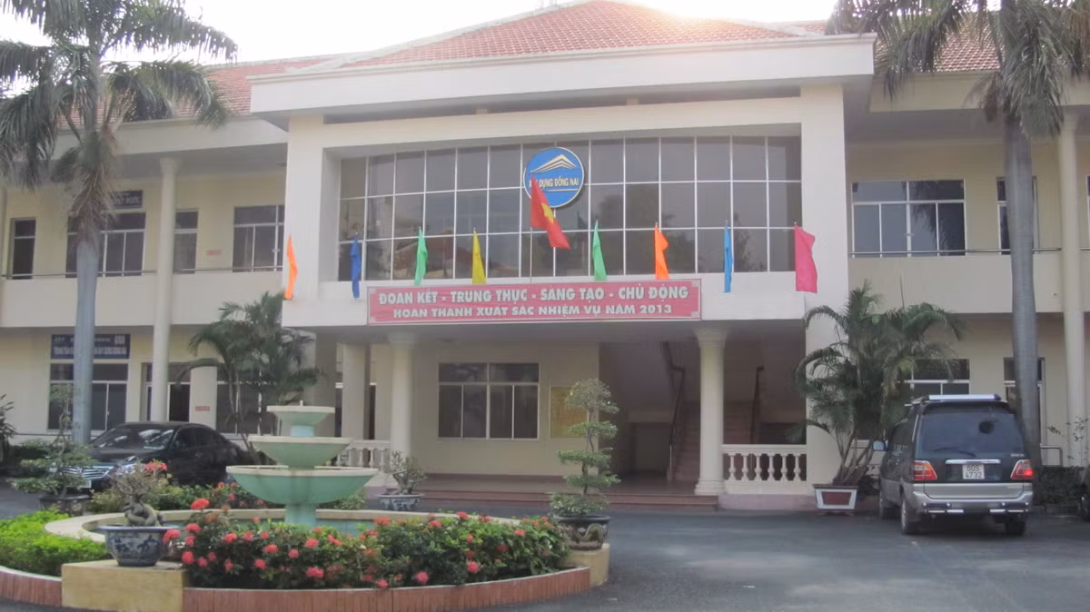 Cùng bị khởi tố còn Phan Thành An (cựu trưởng phòng Thẩm định thuộc Sở Xây dựng Đồng Nai), Nguyễn Thị Nhung, Nguyễn Thành Thái và Lê Lâm Đồng (cựu phó giám đốc phụ trách và cựu cán bộ Trung tâm Tư vấn quy hoạch thẩm định xây dựng, thuộc Sở Xây dựng Đồng Nai), Chu Văn Tiến (cựu phó giám đốc Trung tâm Tư vấn công nghiệp, hiện là phó giám đốc Trung tâm Khuyến công tỉnh Đồng Nai).