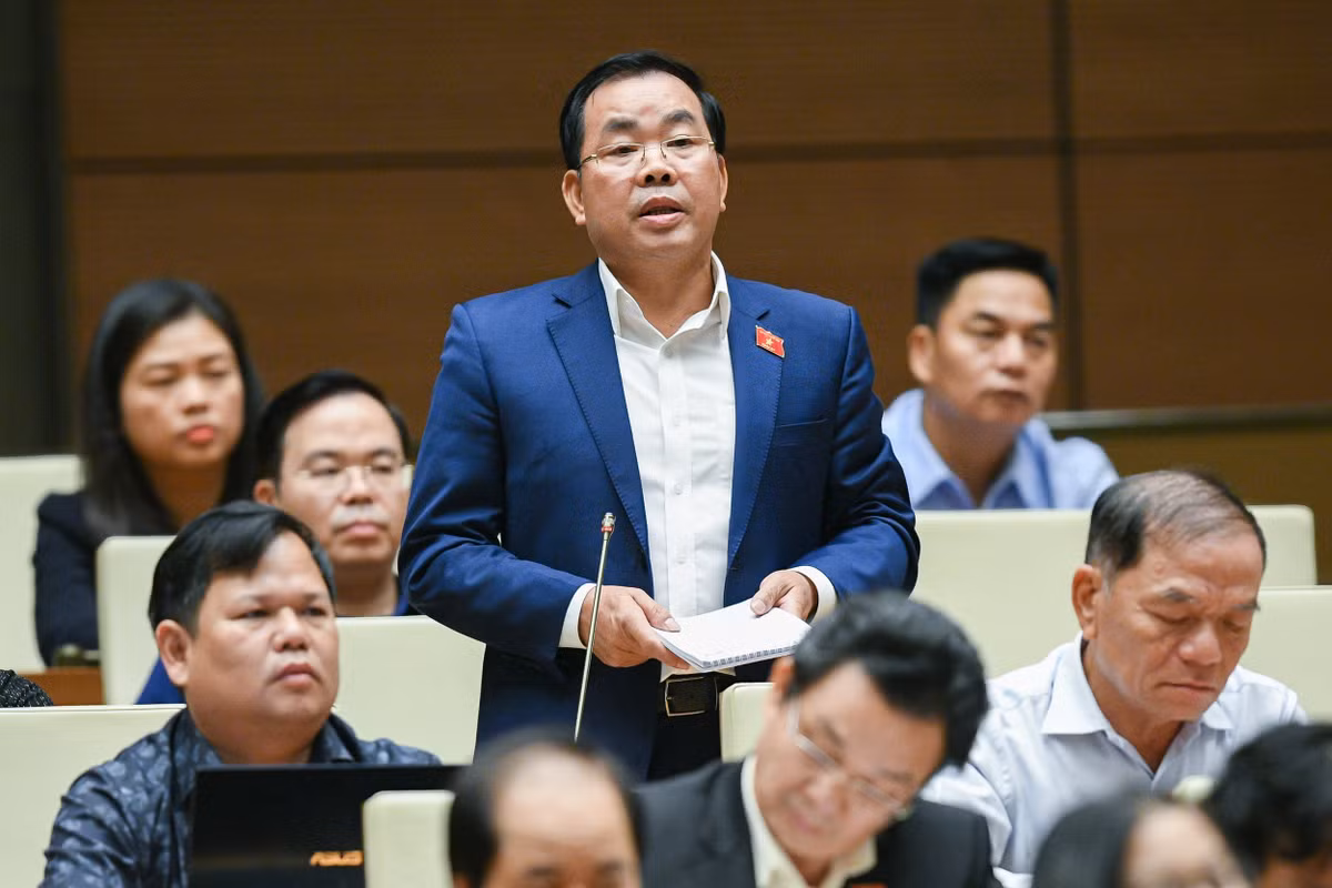  Đại biểu Nguyễn Quang Huân - Đoàn ĐBQH tỉnh Bình Dương: “Chủ tịch Hồ Chí Minh từng nói cán bộ thanh tra như tấm gương cho người ta soi mặt, nhưng thời gian qua vẫn còn nhiều cán bộ thanh tra mắc sai phạm như Tổng thanh tra Chính phủ vừa mới đề cập. Cho rằng biện pháp lâu dài, căn cơ để xây dựng lực lượng thanh tra liêm chính trong Chính phủ liêm chính, cần xây dựng được bộ quy tắc, quy định về liêm chính để cán bộ thanh tra tuân thủ và tự bảo vệ mình”. 