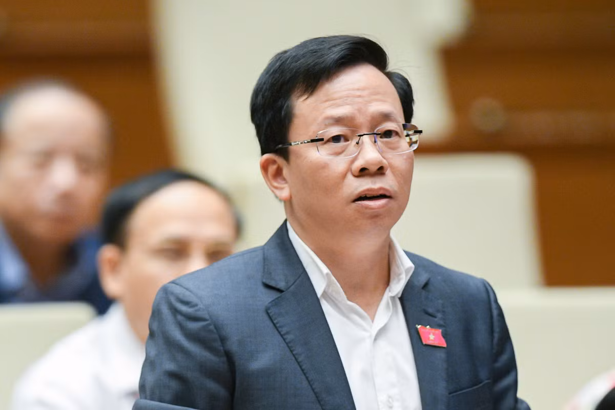  Đại biểu Lê Minh Nam - Đoàn ĐBQH tỉnh Hậu Giang: “Thực tế thời gian vừa qua có nhiều hành vi vi phạm quy định trong công tác quản lý, sử dụng đất đai dẫn đến thiệt hại cho ngân sách nhà nước hoặc làm ảnh hưởng đến quyền lợi hợp pháp, chính đáng của các nhà đầu tư hoặc của người dân. Bên cạnh đó, số lượng các vụ khiếu nại, khiếu kiện liên quan đến lĩnh vực đất đai chiếm tỷ trọng rất lớn, lên đến 70 % và cũng là một số cán bộ phụ trách lĩnh vực quản lý đất đai bị xem xét xét xử lý kỷ luật hoặc xử lý hình sự. Đề nghị Tổng Thanh tra Chính phủ cho biết trách nhiệm của Thanh tra Chính phủ và Ngành thanh tra đối với công tác thanh tra trong lĩnh vực quản lý, sử dụng đất đai” 