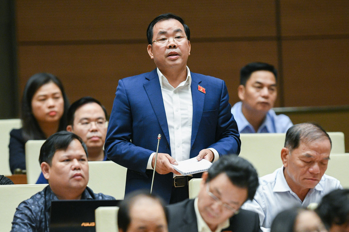  Đại biểu Nguyễn Quang Huân - Đoàn ĐBQH tỉnh Bình Dương: “Chủ tịch Hồ Chí Minh từng nói cán bộ thanh tra như tấm gương cho người ta soi mặt, nhưng thời gian qua vẫn còn nhiều cán bộ thanh tra mắc sai phạm như Tổng thanh tra Chính phủ vừa mới đề cập. Cho rằng biện pháp lâu dài, căn cơ để xây dựng lực lượng thanh tra liêm chính trong Chính phủ liêm chính, cần xây dựng được bộ quy tắc, quy định về liêm chính để cán bộ thanh tra tuân thủ và tự bảo vệ mình”. 