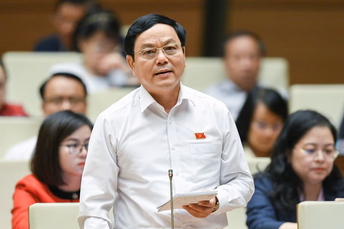  Đại biểu Hoàng Đức Thắng – Đoàn ĐBQH tỉnh Quảng Trị: “Hiện nay còn nhiều cuộc thanh tra do Thanh tra Chính phủ tiến hành đã quá thời hạn theo quy định, có những cuộc đã trên 5 năm, như vậy là gấp hơn 10 lần thời gian tối đa cho phép nhưng chưa ban hành được kết luận. Đề nghị Tổng Thanh tra cho biết những cuộc thanh tra này là do không kết luận được hay do lý do nào khác và có hay không tiêu cực trong các cuộc thanh tra treo này?”.