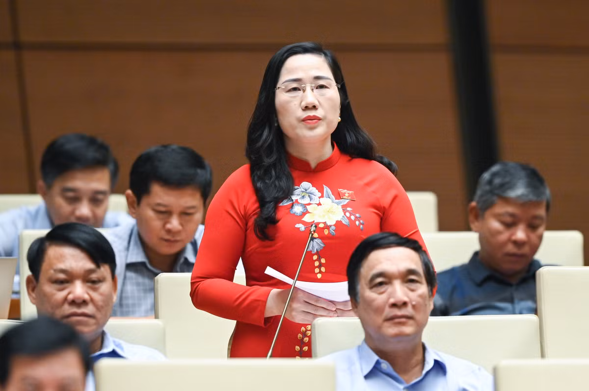  Đại biểu Nguyễn Thị Thủy - Đoàn ĐBQH tỉnh Bắc Kạn: “Qua theo dõi các vụ án, vụ việc liên quan đến hoạt động đấu thầu thời gian qua, có 5 chiêu trò phổ biến để lách luật trong hoạt động đấu thầu: Chia nhỏ gói thầu; cài cắm các điều khoản để chèn thầu quen; thiết lập liên minh quân xanh, quân đỏ để thông thầu; móc ngoặc với thẩm định giá để nâng khống gói thầu; tình trạng nhũng nhiễu, tiêu cực khác trong hoạt động đấu thầu. Các cơ quan thanh tra, điều tra, truy tố, xét xử hướng hoạt động vào mảng đấu thầu, nhất là với các sự việc dư luận có nhiều phản ánh để kịp thời phát hiện và xử lý nghiêm các sai phạm”.