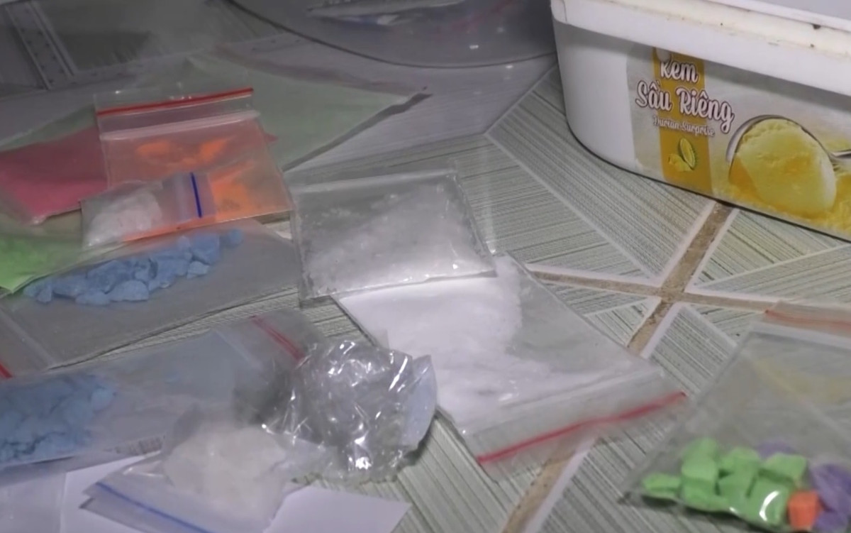 Cụ thể, tại TP HCM, Ban chuyên án bắt giữ các đối tượng: Nguyễn Anh Bảo Quốc, thu 30 kg ma túy heroin và ma túy tổng hợp; 8 lốc máy ô tô và dụng cụ tháo lắp; bắt Nguyễn Thanh Sơn, thu 2 kg ma túy tổng hợp; bắt Nguyễn Tri Phương, thu 9 kg ma túy tổng hợp; bắt Nguyễn Văn Út Hậu, thu 7 kg ma túy các loại; bắt Nguyễn Thị Năm, thu 3 bánh heroin, khối lượng 1 kg; bắt Nguyễn Ngọc Duy, thu 3,7 kg heroin và ma túy tổng hợp; bắt Đỗ Thế Phong là đối tượng giúp sức vận chuyển ma túy. 