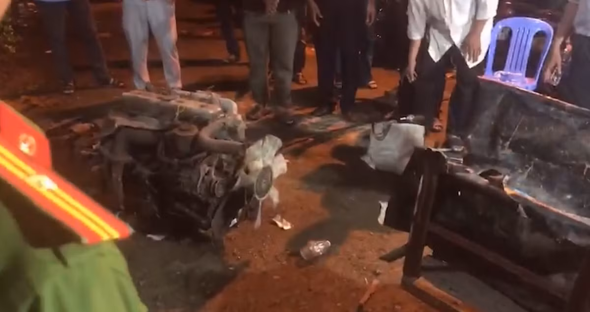 Căn cứ lời khai của các đối tượng và tài liệu chứng cứ thu thập được, Cục Cảnh sát điều tra tội phạm về ma túy đã ra lệnh giữ người trong trường hợp khẩn cấp, khám xét khẩn cấp chỗ ở về hành vi mua bán, vận chuyển trái phép chất ma túy đối với 8 đối tượng, thu giữ nhiều vật chứng, tài liệu liên quan.