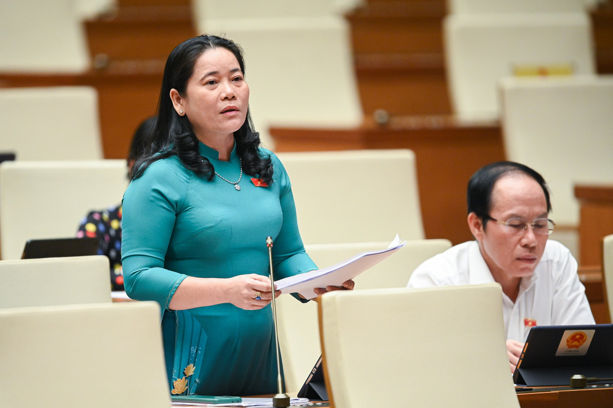  Đại biểu Lê Thị Thanh Lam - Đoàn Hậu Giang: “Về trách nhiệm của Bộ Công an tại Điều 50, đề nghị bỏ nội dung “quản lý và sử dụng lực lượng công an chuyên trách làm nhiệm vụ phòng cháy, chữa cháy, cứu nạn, cứu hộ” theo quy định cho phù hợp với Luật Phòng cháy và chữa cháy. Vì Luật Phòng cháy và chữa cháy quy định lực lượng phòng cháy và chữa cháy là lực lượng nòng cốt trong hoạt động phòng cháy và chữa cháy của toàn dân, ngoài lực lượng công an chuyên trách còn có lực lượng dân phòng, lực lượng phòng cháy và chữa cháy cơ sở. Cho nên để tránh chồng chéo, đề nghị Ban soạn thảo xem xét lại nội dung này”.