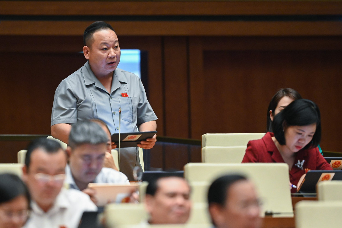  Đại biểu Tráng A Dương – Đoàn Hà Giang: “Quy định hỗ trợ phí bảo hiểm như dự án Luật chưa cụ thể, không khả thi với nguồn quỹ có hạn, trong khi đây là phí bảo hiểm nên sẽ cần phải có nguồn kinh phí rất lớn. Do đó, cần phải quy định một cách cụ thể trong trường hợp nào thì được hỗ trợ bảo hiểm do thảm họa, sự cố. Nếu chỉ quy định phí bảo hiểm chung chung cho tất cả các đối tượng như dự án Luật thì không đủ nguồn lực để thực hiện. Đề nghị Ban soạn thảo dự án Luật nên quy định hỗ trợ bảo hiểm cho các đối tượng khu vực thường xuyên xảy ra thảm họa, sự cố từ cấp 3 trở lên”.
