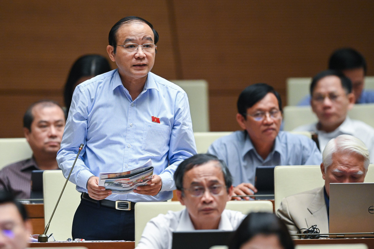  Đại biểu Lã Thanh Tân - Đoàn Hải Phòng: “Về xây dựng công trình phòng thủ dân sự, với tính chất đặc thù của hệ thống công trình phòng thủ dân sự thì cần thiết phải có các quy định để quản lý chặt chẽ việc xây dựng các công trình này, nhất là yêu cầu về đầu tư xây dựng, yêu cầu về chất lượng công trình và yêu cầu phải đảm bảo an ninh, quốc phòng. Điều 12 dự thảo Luật chưa làm rõ được các vấn đề này, do đó, đề nghị xem xét bổ sung”.