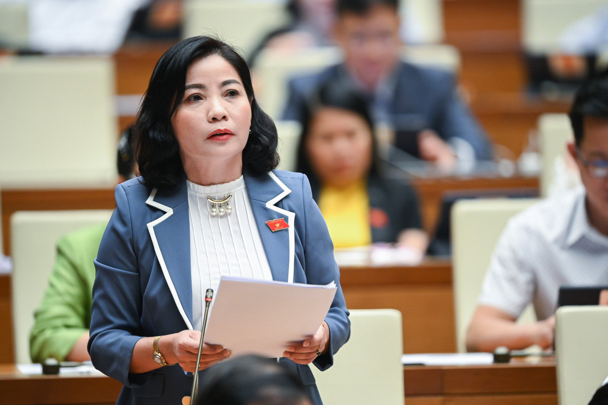  Đại biểu Nguyễn Thị Thu Nguyệt – Đoàn Đắk Lắk: “Đề nghị tiếp tục rà soát quy định của các Chương, Mục để đảm bảo sự thống nhất trong toàn bộ Dự thảo Luật và thống nhất với các Luật hiện hành, tránh chồng chéo, đảm bảo đồng bộ khi áp dụng. Cần bổ sung cụm từ “tình trạng khẩn cấp trong hoạt động phòng thủ dân sự” với giải nghĩa rõ ràng nội hàm để đảm bảo tính thống nhất của hệ thống pháp luật, tính khả thi sau khi Luật được ban hành. Về khoản 2 Điều 12, xây dựng hệ thống công trình phòng thủ dân sự, đại biểu cho rằng, việc quy định còn chưa đầy đủ, chưa bao quát hết các công trình, gây khó khăn cho tổ chức thực hiện”.