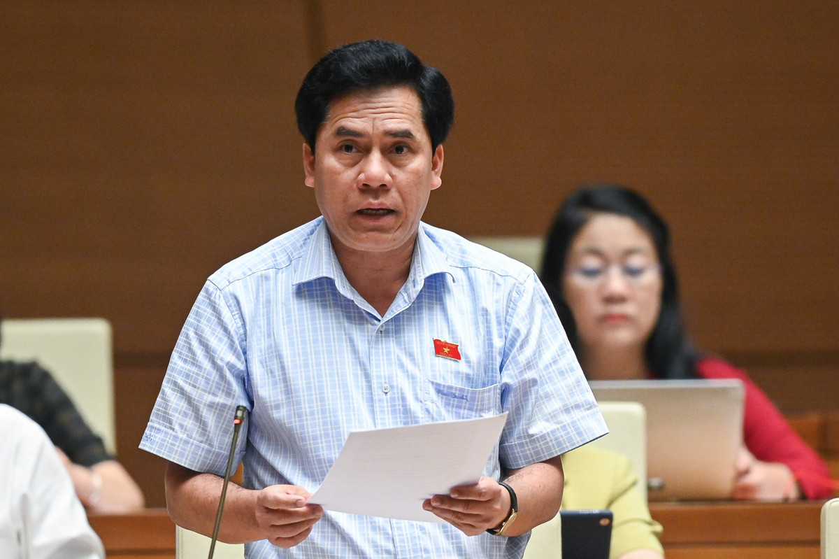  Đại biểu Chau Chắc - Đoàn An Giang: “Việc phòng thủ dân sự cần lồng ghép vào quy hoạch sự phát triển kinh tế-xã hội của đất nước và của địa phương. Ngoài ra, việc phòng thủ dân sự cần hạn chế mức thấp nhất ảnh hưởng đến các công trình xây dựng, giao thông...”