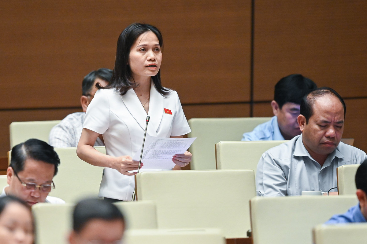  Đại biểu Siu Hương - Đoàn Gia Lai: “Trong dự án Luật cần quy định rõ hơn về tình trạng khẩn cấp. Việc huy động nguồn lực thực hiện việc giải quyết các sự cố trong tình trạng khẩn cấp cũng là vấn đề cần được ưu tiên. Về tình trạng khẩn cấp, đề nghị quyết định rõ hơn về khái niệm này. Trên cơ sở dự án Luật cho thấy, nhiều quy định liên quan đến cụm từ “tình trạng khẩn cấp”. Thực tiễn đối phó với tình trạng dịch bệnh Covid 19 cho thấy, có giai đoạn cần thiết phải ban bố tình trạng khẩn cấp ở mức cao hơn và lâu dài hơn. Tuy nhiên, chúng ta lại thiếu đi hành lang pháp lý để thống nhất điều chỉnh”.