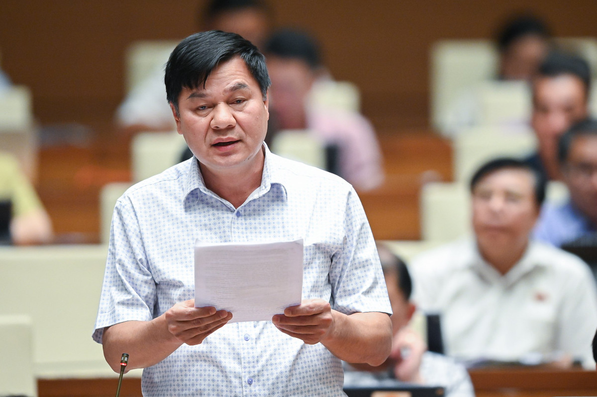  Đại biểu Lê Tất Hiếu - Đoàn Vĩnh Phúc: “Tại Điều 11 về xây dựng kế hoạch phòng thủ dân sự, dự thảo luật quy định kế hoạch phòng thủ dân sự các cấp được xây dựng theo chu kỳ 5 năm và điều chỉnh hàng năm khi cần thiết. Cụ thể tại khoản 3,4,5 Điều 11, Kế hoạch phòng thủ dân sự bao gồm Phòng thủ dân sự quốc gia do Chính phủ ban hành, kế hoạch phòng thủ dân sự cấp bộ do bộ trưởng ban hành, kế hoạch phòng thủ dân sự địa phương do Chủ tịch UBND các cấp phê duyệt. Kế hoạch phòng thủ dân sự ở các cấp sẽ có nội dung khác nhau do phạm vi áp dụng vào đối tượng thực hiện khác nhau. Đề nghị sửa lại theo hướng phù hợp”.