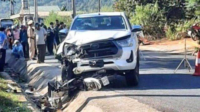 Xe may lan lan dam truc dien o to truong cong an thi tran, 2 nguoi tu vong