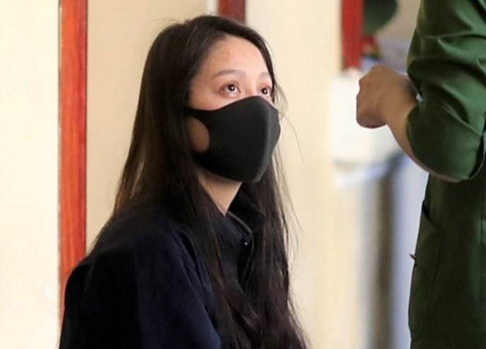 Tuy nhiên, HĐXX nêu rõ hành vi phạm tội của Nguyễn Võ Quỳnh Trang có tính chất dã man, động cơ đê hèn, ra tay với người dưới 16 tuổi, không có khả năng tự vệ. Hành vi cần được loại bỏ khỏi đời sống xã hội vĩnh viễn. (Ảnh: Zing)