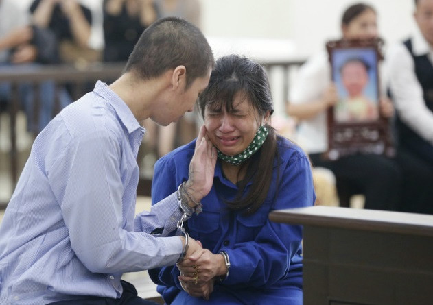  Bé gái 3 tuổi bị cha dượng, mẹ đẻ bạo hành đến chết: Ngày 19/11/2020, TAND TP Hà Nội tuyên phạt Nguyễn Minh Tuấn (31 tuổi, trú quận Hai Bà Trưng, Hà Nội) tử hình về tội giết người; Nguyễn Thị Lan Anh (29 tuổi) bị phạt tù chung thân về tội giết người. Tuấn và Lan Anh là cha dượng và mẹ đẻ bạo hành con gái 3 tuổi đến tử vong gây phẫn nộ dư luận. Năm 2018, sau ly hôn, Lan Anh kết hôn cùng Tuấn và sống cùng cháu.N.N.M. (3 tuổi, con gái của Lan Anh và người chồng trước). Do bé M không nghe lời, Lan Anh và Tuấn đã liên tục đánh và hành hạ cháu, bắt quỳ trong chậu và dùng cán chổi bằng kim loại đánh từ 29 đến 30/3/2020 dẫn đến bé M tử vong.