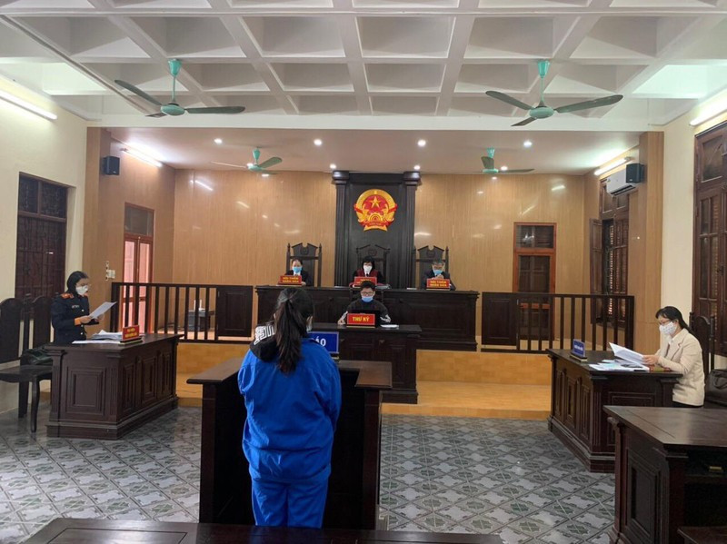  Người mẹ ở Hải Dương hành hạ con dẫn đến tử vong lĩnh án: Ngày 18/4, TAND huyện Cẩm Giàng (Hải Dương) đã tuyên án Vũ Thị Thủy (SN 1996, ở thôn 2, xã Định Sơn, Cẩm Giàng) 7 năm 9 tháng tù về tội cố ý gây thương tích. Thủy chưa kết hôn nhưng sinh được 2 người con là cháu Vũ Ngọc P.C. (SN 2015) và cháu Vũ Thục A. (SN 2019). Thủy sống cùng bé Thục A tại nhà trọ ở thôn Ngọ, thị trấn Lai Cách. Khi Thủy sinh con thứ 3, cháu A hay khóc nên Thủy bực tức. Tối 10/7/2021, do bé A khóc, Thủy đã dùng tay đẩy mạnh vào vùng ngực khiến cháu ngã đập đầu xuống nền nhà, đến ngày 21/7/2021, cháu A tử vong.