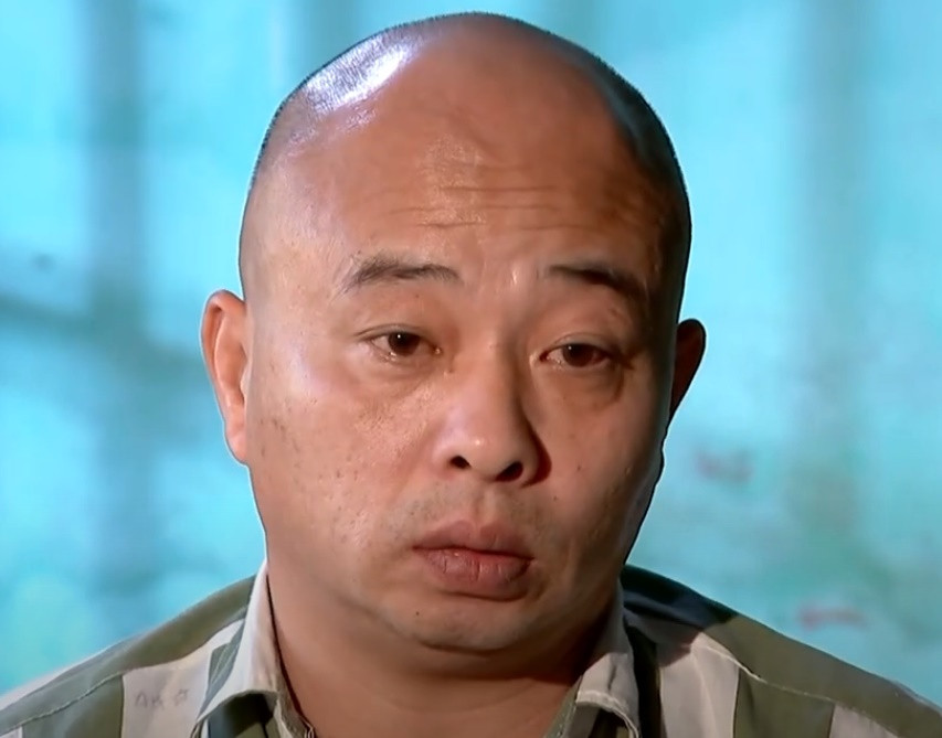 Trong chương trình “Gửi lời xin lỗi” của kênh truyền hình Quốc hội, Đường Nhuệ cùng vợ đã chia sẻ về nguyên nhân dẫn đến những hành vi phạm pháp cũng như những lo lắng về khối tài sản mà vợ chồng họ ủy quyền cho 2 chị gái vợ trước khi đi thụ án. (Ảnh: Truyền hình Quốc hội)