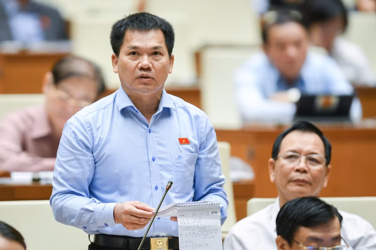  Đại biểu Dương Khắc Mai - Đoàn Đắk Nông: "Còn xảy ra tình trạng cùng một đơn vị địa phương, nhưng trong một thời gian ngắn phải tiếp và làm việc với nhiều đoàn thanh tra nhà nước, thanh tra chuyên ngành, kiểm tra, kiểm toán, nội dung có thể khác nhau nhưng làm việc liên tục như vậy sẽ ảnh hưởng đến hoạt động bình thường của các đơn vị".