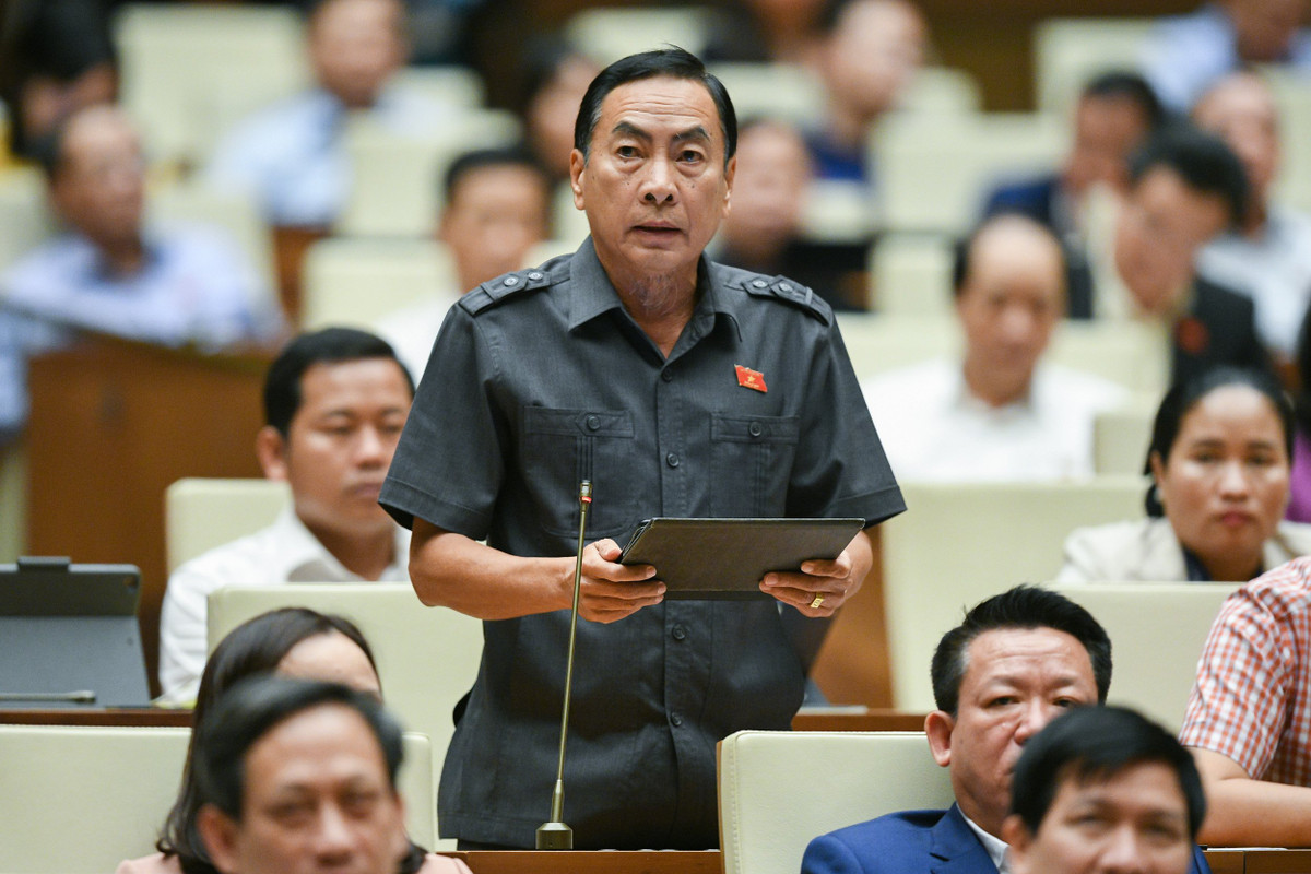  Đại biểu Phạm Văn Hòa – Đoàn Đồng Tháp: “Không ít đoàn thanh tra đã thanh tra theo lĩnh vực thường xuyên hoặc đột xuất, không có phát hiện hoặc cố tình không phát hiện hành vi vi phạm của đối tượng thanh tra, nên kết luận thanh tra rất nhẹ nhàng. Sau đó có tố cáo sau kết luận, đoàn thanh tra thứ hai tái thanh tra thì phát hiện tổ chức, cá nhân có vi phạm tiêu cực. Dư luận nghi ngờ là có tiêu cực của đoàn thanh tra trước giơ cao, đánh khẽ".