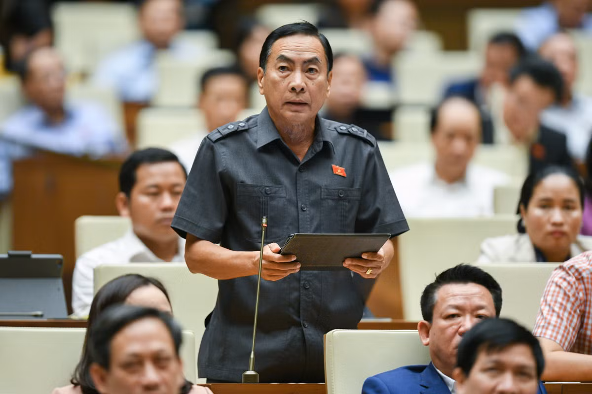  Đại biểu Phạm Văn Hòa – Đoàn Đồng Tháp: “Không ít đoàn thanh tra đã thanh tra theo lĩnh vực thường xuyên hoặc đột xuất, không có phát hiện hoặc cố tình không phát hiện hành vi vi phạm của đối tượng thanh tra, nên kết luận thanh tra rất nhẹ nhàng. Sau đó có tố cáo sau kết luận, đoàn thanh tra thứ hai tái thanh tra thì phát hiện tổ chức, cá nhân có vi phạm tiêu cực. Dư luận nghi ngờ là có tiêu cực của đoàn thanh tra trước giơ cao, đánh khẽ".