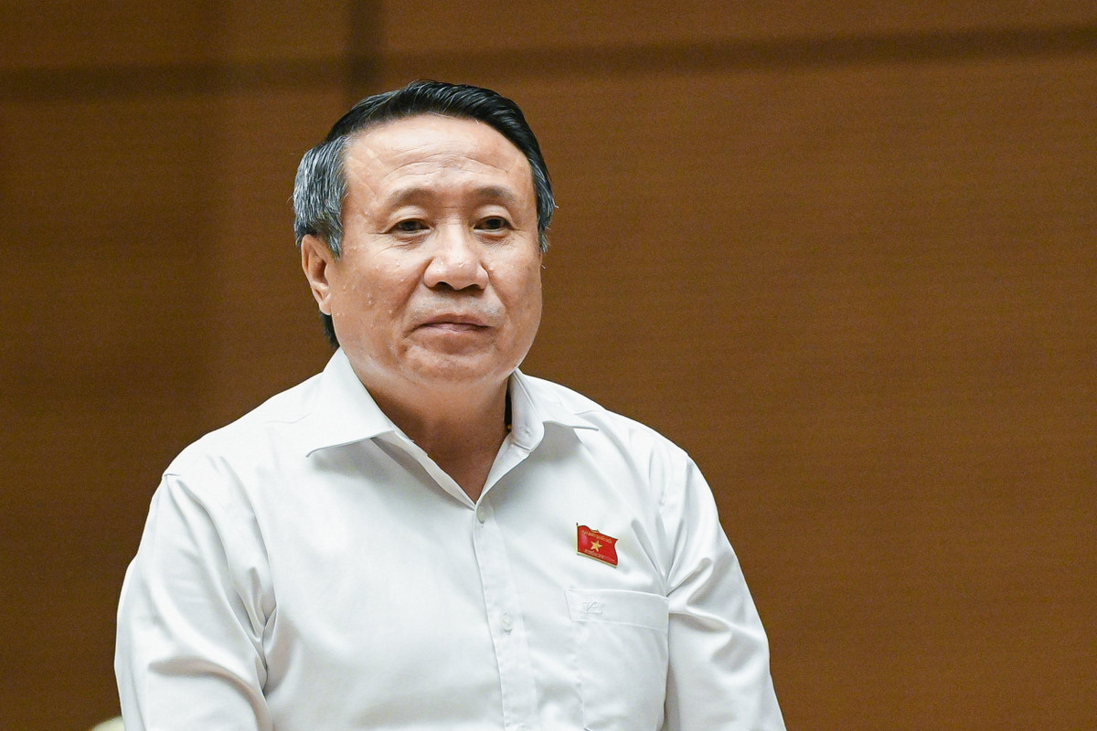  Đại biểu Hà Sỹ Đồng - Đoàn ĐBQH tỉnh Quảng Trị: “Việc thu hồi tài sản bất minh do người khác đứng tên là rất khó, chưa có giải pháp hiệu quả để thu hồi. Viện trưởng Viện kiểm sát nhân dân tối cao Lê Minh Trí từng khẳng định vấn đề này có nhiều nguyên nhân và rất khó để thu hồi, đặc biệt trong điều kiện chưa có Luật về đăng ký tài sản thì nên chuyển hướng từ xử lý hình sự sang khởi kiện dân sự sẽ thu hồi được nhiều hơn. Đề nghị Tổng Thanh tra Chính phủ cho biết có tán thành quan điểm này không? Nếu tán thành thì giải pháp là gì? Nếu không tán thành, Thanh tra Chính phủ có giải pháp gì tốt hơn không?” 