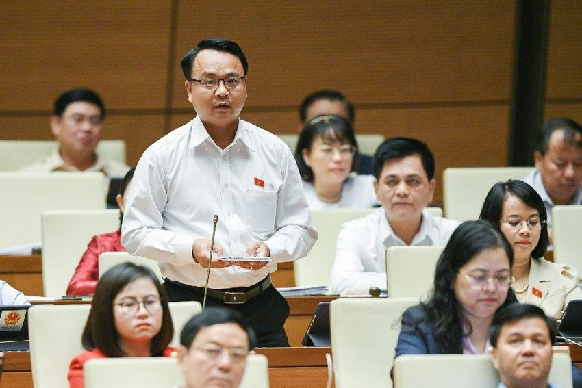  Đại biểu Đặng Hồng Sỹ - Đoàn Bình Thuận: “Một số vụ việc khi Thanh tra Chính phủ tiến hành thanh tra thì kết luận không có khuyết điểm, sai phạm hoặc có nhưng chỉ là kiểm điểm, rút kinh nghiệm, nhưng khi Ủy ban Kiểm tra Trung ương tiến hành kiểm tra thì lại chỉ ra những sai phạm và phải chuyển qua xử lý hình sự. Phải chăng do pháp luật chưa đồng bộ, cách hiểu pháp luật chưa đúng hay có tiêu cực trong quá trình thanh tra?"