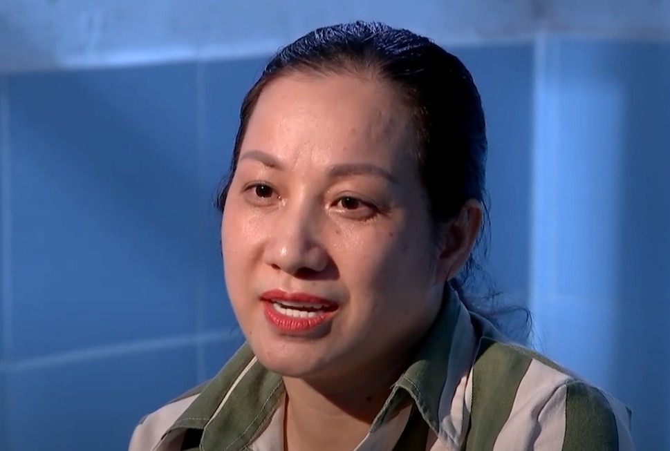 Nguyễn Thị Dương nói rằng: “Vợ chồng tôi tin nhau việc gì của chồng thì vợ ký của vợ thì chồng ký, anh ý bảo tôi ký để người ta bầu làm chủ tịch hiệp hội thì tôi ký chứ cũng không nghĩ chữ ký để đến ngày hôm nay như thế này”. (Ảnh: Truyền hình Quốc hội) 