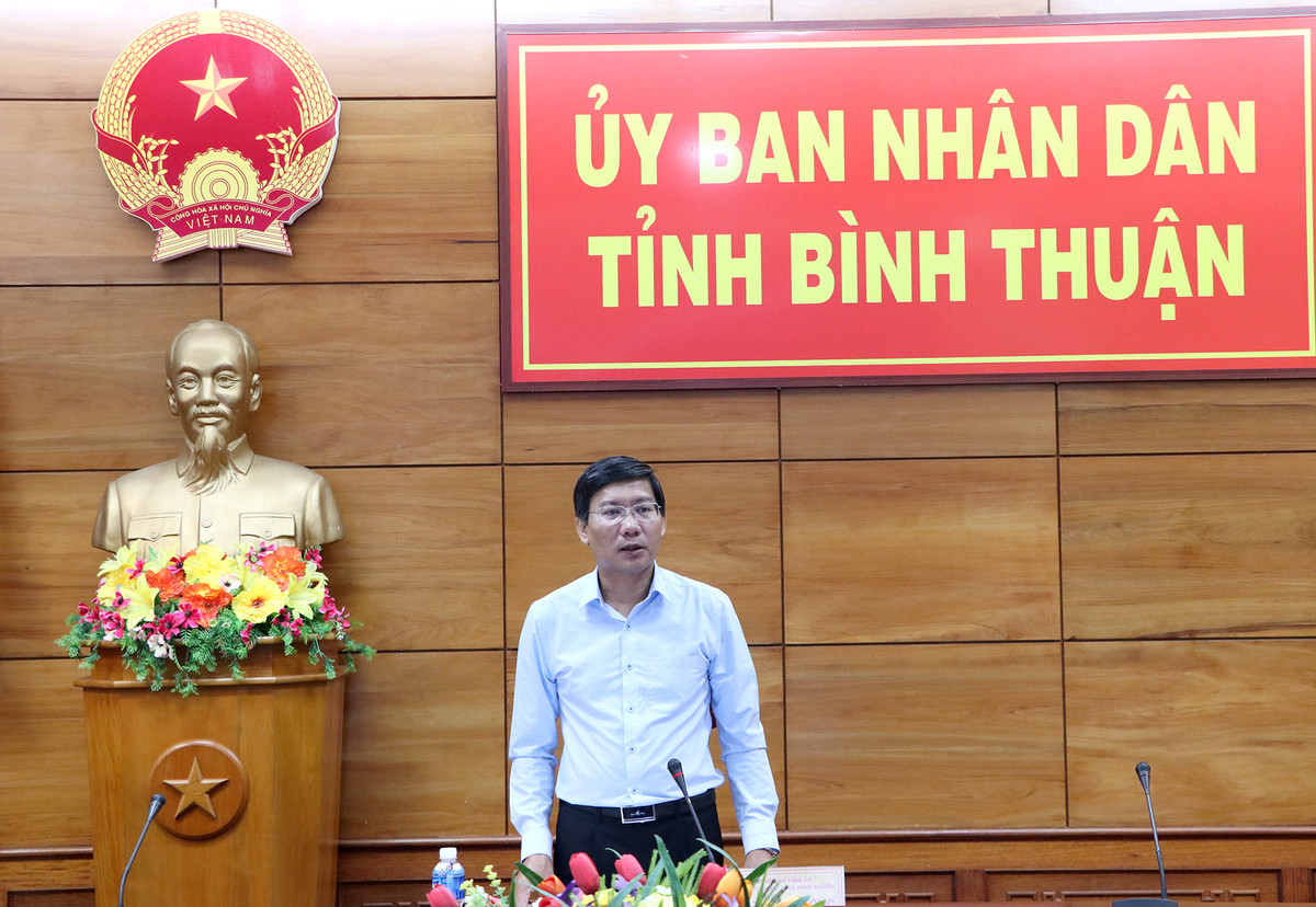Ông Lê Tuấn Phong sinh ngày 10/9/1974, quê quán tại xã Hàm Hiệp, huyện Hàm Thuận Bắc, tỉnh Bình Thuận; trình độ chuyên môn là Thạc sỹ kỹ thuật xây dựng; cao cấp lý luận chính trị. 
