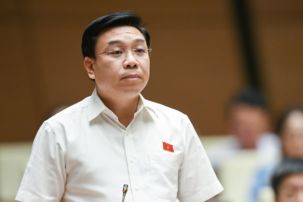  Đại biểu Nguyễn Văn Mạnh - Đoàn ĐBQH Vĩnh Phúc: “Nhu cầu về xây dựng công trình ngầm đang tăng mạnh do áp lực phát triển các đô thị lớn, đặc biệt là tại các đô thị loại 1 trực thuộc Trung ương và các đô thị loại đặc biệt. Trong đó có thể kể đến nhu cầu phát triển các tầng hầm kinh doanh thương mại tại các dự án phát triển đô thị lớn, nhu cầu phát triển ga ngầm, đầu nối hạ tầng nằm ở các dự án phát triển đường sắt đô thị tại Hà Nội và TPHCM đang và sẽ đầu tư trong thời gian tới. Thực trạng quản lý Nhà nước về không gian ngầm hiện nay như nào và giải pháp trong thời gian tới? 