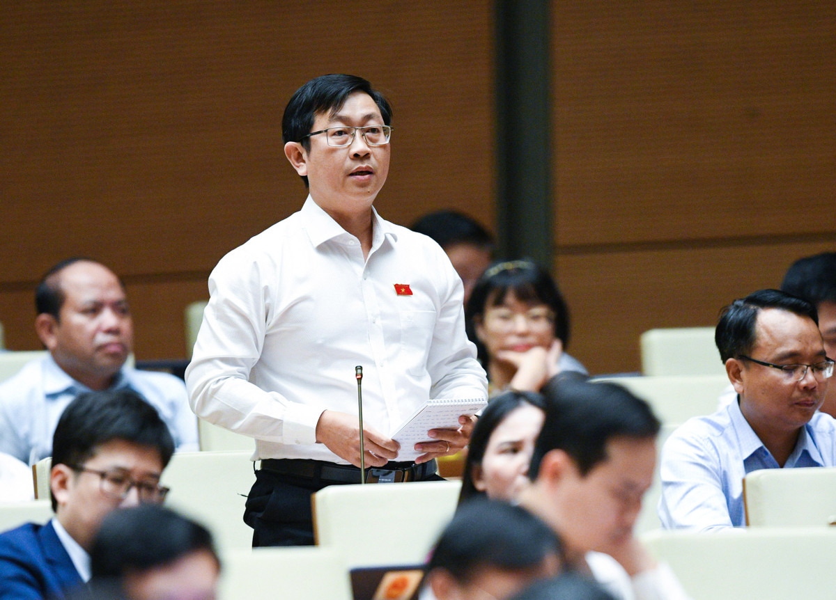  Đại biểu Nguyễn Hữu Thông – Đoàn ĐBQH tỉnh Bình Thuận: “Thị trường bất động sản chưa được kiểm soát tốt, chưa gắn với chiến lược phát triển nhà ở một cách hợp lý, dòng tiền chủ yếu chảy vào phân khúc bất động sản dành cho người giàu còn người nghèo thì chưa được quan tâm đúng mức.” 