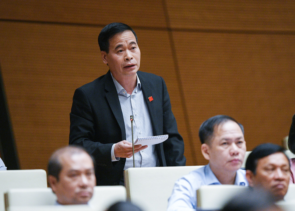  Đại biểu Nguyễn Mạnh Cường – Đoàn ĐBQH tỉnh Quảng Bình: “Cử tri cho rằng hiện nay quỹ đất sau khi di dời các cơ quan, doanh nghiệp ra khỏi khu vực nội thành rất nhiều trường hợp lại được sử dụng để đầu tư xây dựng các dự án nhà ở, trung tâm thương mại, văn phòng, chưa tuân theo quy định định hướng chung và như vậy không đạt được mục đích giảm gia tăng áp lực về dân số và quá tải về hạ tầng tại khu vực nội thành.”