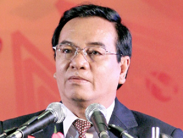 Cụ thể, lần 1, khoảng cuối năm 2010 khi ông Thành ra Hà Nội dự hội nghị, bà Nhàn đã chủ động gọi điện thoại mời qua Công ty AIC chơi. Tại đây, Nhàn xách theo 1 túi giấy và nói: “Em có chút quà gửi anh”. Về phòng nghỉ, Thành mở túi quà thì bên trong có 2 cọc tiền trị giá 1 tỷ đồng.