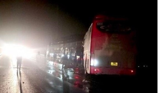 Cao tốc Nội Bài-Lào Cai: Xe khách va chạm xe tải, 7 người thương vong Cao toc Noi Bai-Lao Cai: Xe khach va cham xe tai, 7 nguoi thuong vong