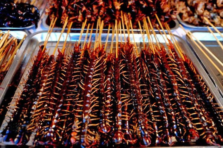 Cách chế biến món rết nướng khá đơn giản. Những con rết còn sống được cho vào nước đá ngâm cho tới khi chúng tê liệt, sau đó để ráo nước rồi được xiên vào những thanh tre nhỏ. Khi có người hỏi mua, người bán sẽ lấy những xiên rết này phết dầu rồi đem nướng trên than hoa hoặc chiên giòn, tùy yêu cầu của thực khách.