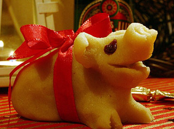 6. Thịt lợn hoặc lợn đường ở Đức: Bạn không nhất thiết phải ăn thịt lợn để nhận được may mắn trong năm mới. Thay vào đó, bạn có thể ăn glücksschwein, một chú lợn làm từ bột hạnh nhân và đường. Vị ngọt của những chú lợn này hứu hẹn sẽ mang đến một cái Tết ngọt ngào.