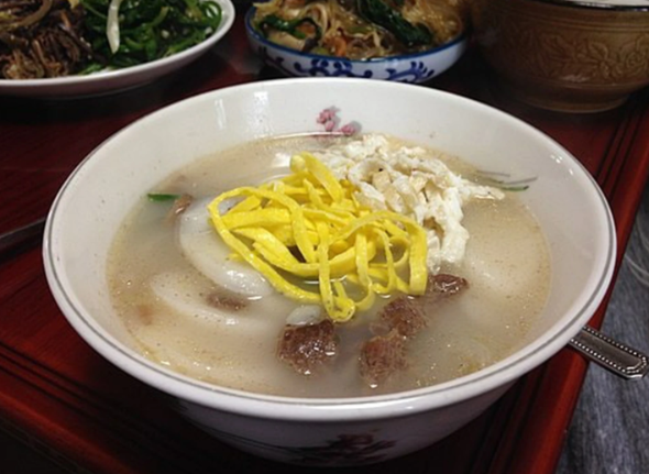 3. Tteokguk của Hàn Quốc: Món này rất quan trọng trong dịp năm mới ở Hàn Quốc. Được làm từ nước dùng, bánh gạo hình đĩa nhỏ, thịt và rau, tteokguk được cho là sẽ mang lại may mắn cho người ăn trong năm tới.