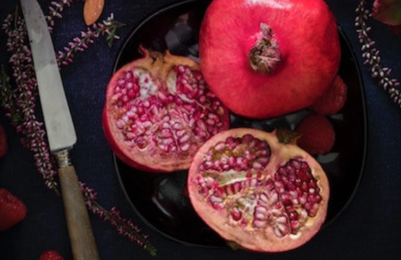 5. Lựu ở Thổ Nhĩ Kỳ: Vào dịp năm mới, người dân ở Thổ Nhĩ Kỳ sẽ đập quả lựu trước cửa nhà. Càng nhiều hạt văng ra báo hiệu càng nhiều may mắn.