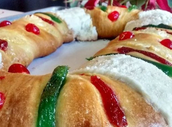 2. Bánh Rosca de reyes của Mexico: Đây là loại bánh được nướng theo hình chiếc nhẫn, thường được trang trí bằng trái cây, các loại hạt và đường. Một món đồ trang sức nhỏ hình Chúa Giêsu được đặt bên trong chiếc bánh. Trong dịp năm mới, người phát hiện món đồ này trong bánh được coi là may mắn.