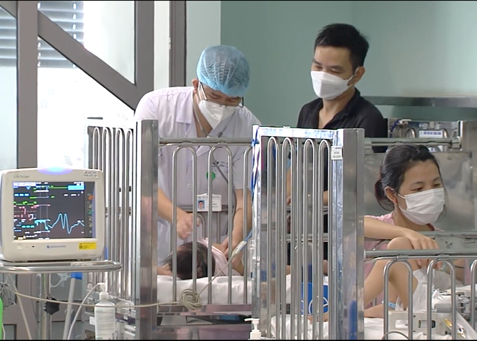 5. Virus Adeno: Tối 22/9/2022, Bệnh viện Nhi Trung ương (Hà Nội) cho biết, số ca bệnh Adenovirus dương tính phát hiện tại viện này tăng cao gần đây. Từ đầu năm 2022 đến nay, Bệnh viện Nhi Trung ương đã tiếp nhận 1.406 ca bệnh, trong đó 811 trẻ phải nhập viện (chiếm gần 58%). Đã có 7 ca tử vong. Ảnh: Điều trị bệnh nhi mắc Adenovirus tại Bệnh viện Nhi Trung ương. Ảnh: Người Lao Động.