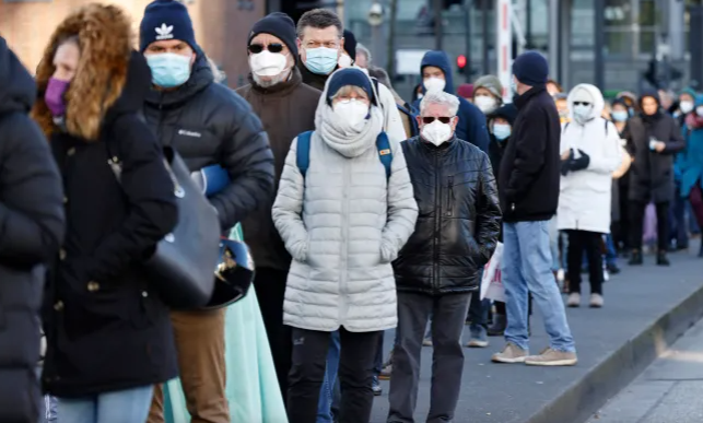 Hiện nay, nhiều quốc gia như Trung Quốc, Đức,...đang đối diện nguy cơ dịch COVID-19 bùng phát trở lại khi số ca mắc mới tăng mạnh những ngày qua. Ảnh: Al Jazeera.