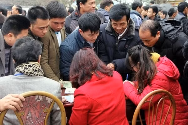 Khai ấn Đền Trần, Nam Định: Lễ hội ở đền Trần thường diễn ra 3 ngày, từ 13 đến 15 tháng Giêng âm lịch hàng năm. Hội mở đầu bằng lễ khai ấn bắt đầu từ giờ Tý (giữa đêm). Ấn được phát tại 3 nhà là nhà Giải Vũ, nhà trưng bày đền Trùng Hoa và một điểm trong khu vực vườn cây đền Trần. Thời gian gần đây, ngày càng nhiều người tới hành lễ tại đền Trần vào dịp hội để xin/mua được tờ ấn với mong ước sẽ được thăng tiến trong nghề nghiệp.