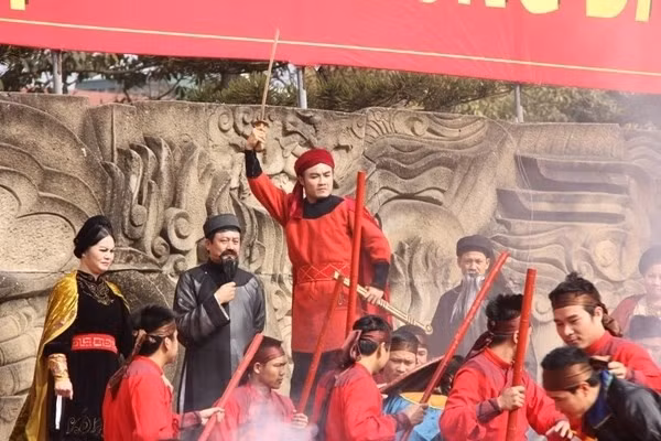 Lễ hội Đống Đa - Tây Sơn, Bình Định: Đây là dịp tưởng nhớ công tích lẫy lừng của các thủ lĩnh phong trào Tây Sơn, đặc biệt là người anh hùng áo vải Quang Trung – Nguyễn Huệ và kỷ niệm chiến thắng Ngọc Hồi – Đống Đa. Lễ hội diễn ra từ mùng 4 đến mùng 5 tháng Giêng âm lịch, tại Bảo tàng Quang Trung, thị trấn Phú Phong, Tây Sơn, Bình Định.