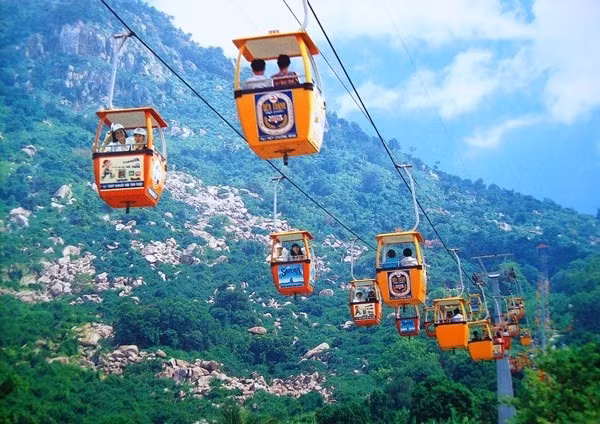 Lễ hội núi Bà Đen, Tây Ninh: Hội xuân núi Bà Đen năm nay được khai mạc đúng mùng 4 Tết Nguyên Đán và kéo dài đến hết tháng Giêng. Đây là lễ hội truyền thống nổi tiếng Tây Ninh và các tỉnh Đông Nam Bộ. Du khách có thể lên chùa Bà trên núi bằng cách đi bộ hoặc hệ thống máng trượt, cáp treo. Ngoài hành hương lễ Phật đầu năm, núi Bà Đen với độ cao 968 m còn là thử thách thú vị với nhiều bạn trẻ mê chinh phục.