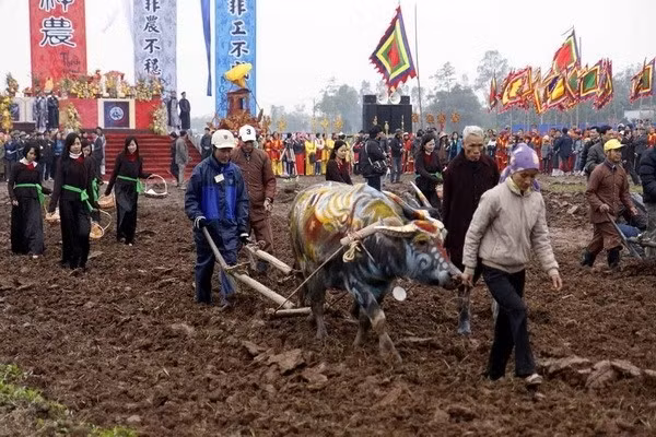 Lễ hội Tịch Điền, Đọi Sơn: Diễn ra trong khoảng mùng 5 đến mùng 7 tháng Giêng, lễ hội Tịch Điền Đọi Sơn, huyện Duy Tiên, Hà Nam là một lễ hội mang ý nghĩa khuyến nông, là nét đẹp văn hóa trở về nguồn cội, có lịch sử diễn ra từ thế kỷ X trên quê hương vua Lê Đại Hành và được khôi phục sau nhiều năm thất truyền kể từ năm 2009.