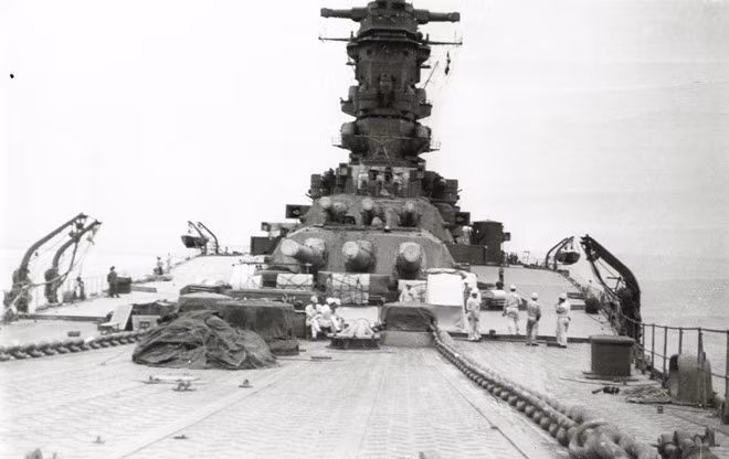 IJN Musashi là siêu thiết giáp hạm thuộc lớp Yamato, một trong những chiến hạm mạnh nhất, nặng nhất thế giới trong Thế chiến thứ 2. Nó có lượng giãn nước toàn tải tới 72.800 tấn. Ngày 22/10/1944, Musashi cùng siêu thiết giáp hạm Yamato và nhiều tàu chiến khác rời vịnh Brunei tiến vào vịnh Leyte, Philippines trong nỗ lực đánh bại Hải quân Mỹ đóng tại đây. Ngày 24/10/1944, trong lúc quá cảnh ở biển Sibuyan, Philippines, hạm đội tàu chiến Nhật Bản bị phát hiện bởi máy bay trinh sát của Mỹ. Vài giờ sau đó, 8 máy bay ném bom bổ nhào Curtiss SB2C Helldiver cất cánh từ tàu sân bay USS Intrepid tấn công dữ dội vào Masashi. Tổng cộng Masashi trúng 17 quả bom và 20 quả ngư lôi, 1.376 thủy thủ chìm theo con tàu.