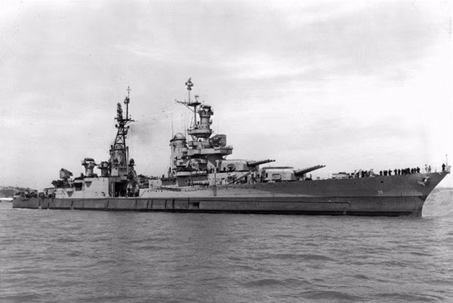 USS-Indianapolis (CA-35) thuộc loại tàu tuần dương hạng nặng lớp Portland hoạt động trong Hải quân Mỹ 15/11/1932. Ngày 26/7/1945, chiến hạm này vận chuyển bom nguyên tử đến đảo Tinian thuộc quần đảo Mariana, bắc Thái Binh Dương nhằm chuẩn bị cho cuộc ném bom Nhật Bản. Ngày 30/7/1945, nó rời đảo Guam mà không có bất kỳ tàu hộ tống nào, không may CA-35 gặp phải tàu ngầm tuần dương I-58 của Nhật Bản. Các ngư lôi phóng đi từ tàu ngầm Nhật Bản đánh chìm CA-35 chỉ trong 12 phút. 300 thủy thủ chìm theo cùng xác con tàu, hơn 500 thủy thủ khác chết sau đó do kiệt sức và cá mập tấn công. Vị trí đắm của CA-35 vẫn là ẩn số cho đến ngày nay.